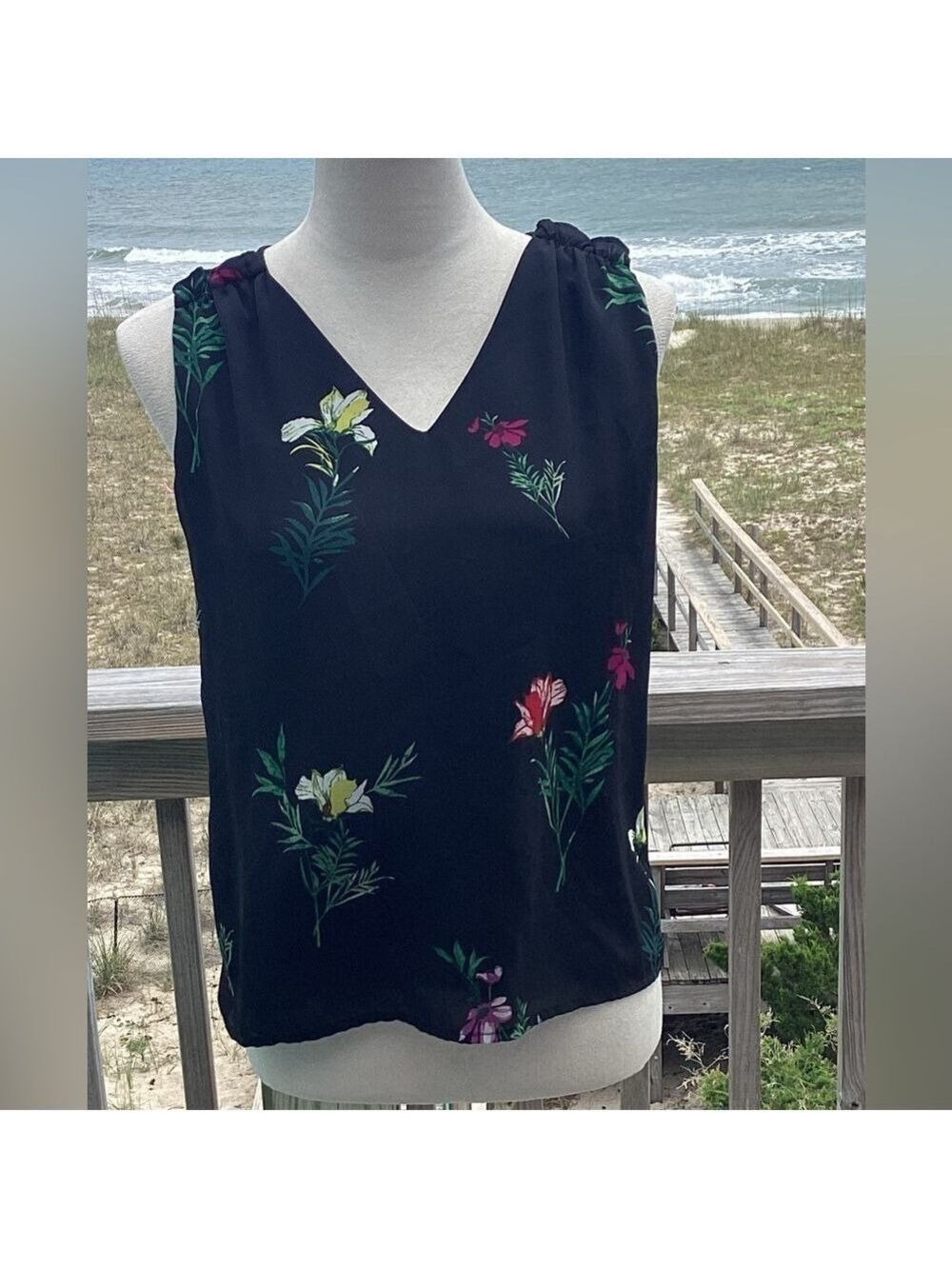Floral V-Neck Tank by Vince Camuto - Picture 4 of 10